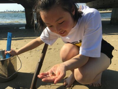Chenxin befriends a crab