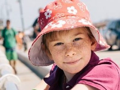 Blog Header_Reef friendly sunscreen kid beach pier